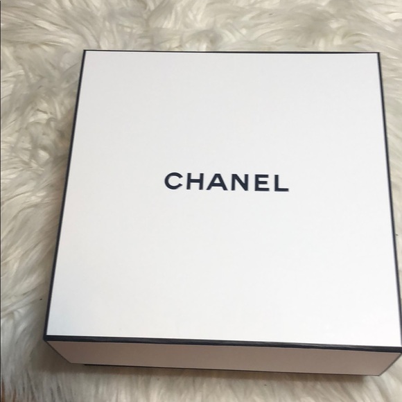 100% Auth CHANEL GIFT BOX w/ RIBBON - Picture 2 of 14